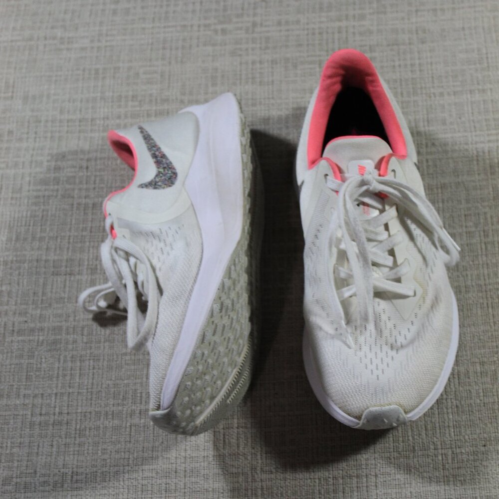 Nike Zoom Winflo 5 Size 7 White and Peach Athletic Shoes